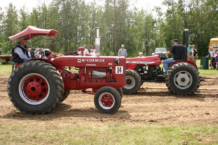 img_2784.jpg - Old & new tractors