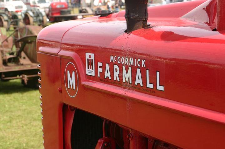 img_2787.jpg - A International Farmall tractor