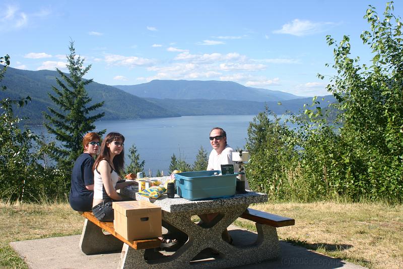 IMG_0186.JPG - Stopping for lunch at Sicamous B.C.