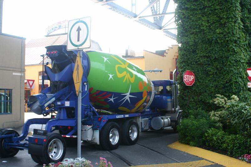 IMG_0315.JPG - The cement truck at Grandville Island