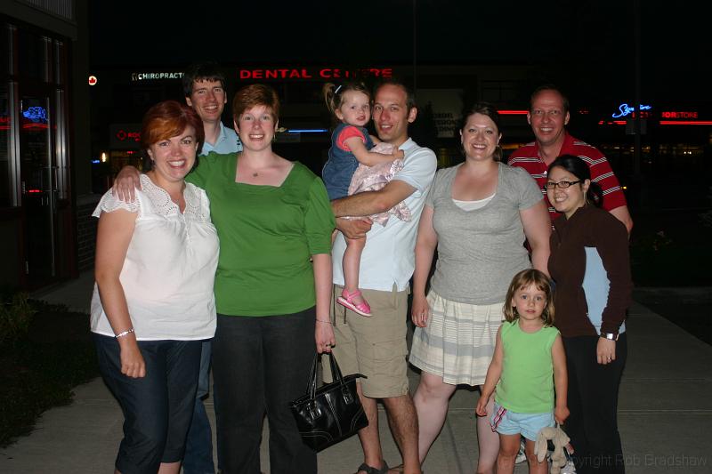 IMG_0487.JPG - Sherry Hall, Niel, Barb, Jenna, Stew, Dawn, Madeline, Rob & Wendy after supper at Boston Pizza.