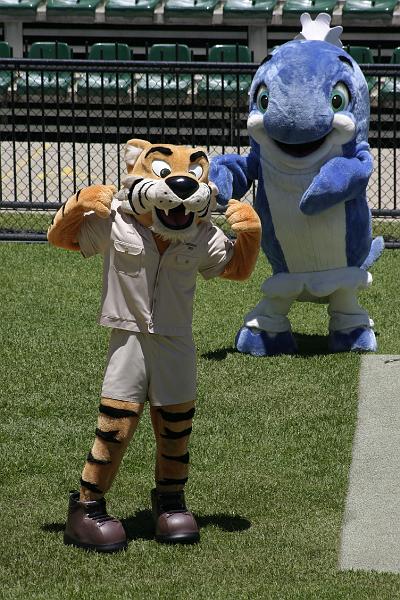 IMG_3165.JPG - With mascots...