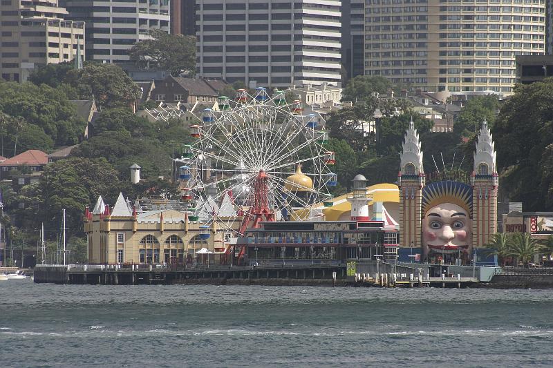 IMG_3947.JPG - Across the harbour was a amusement park with a freaky sun face