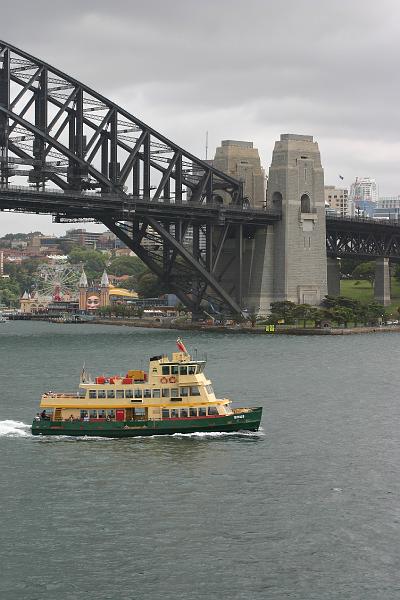 IMG_3963.JPG - Horbour Bridge with the one of the ferries.