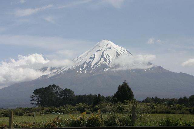 IMG_2252.JPG - This a Mt Taranaki.  It's a extinct volcano in central NZ.